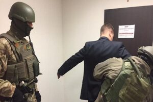 Силовики пришли с обысками на ювелирный завод в Костромской области