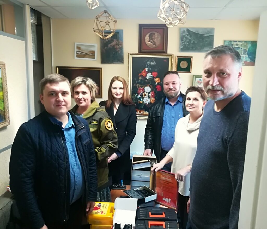 Костромичам вручили рации и фонари для розыска пропавших людей