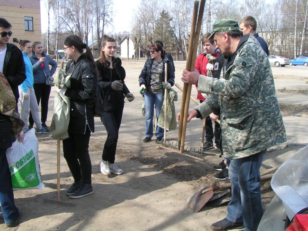 Человек в маске Путина убрал Березовую рощу в Костроме