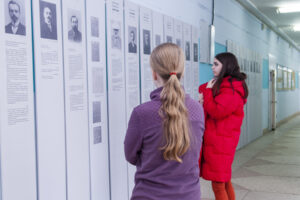 На выставке Первые