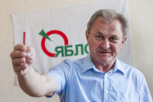 Александр Степанович Лазутин Яблоко