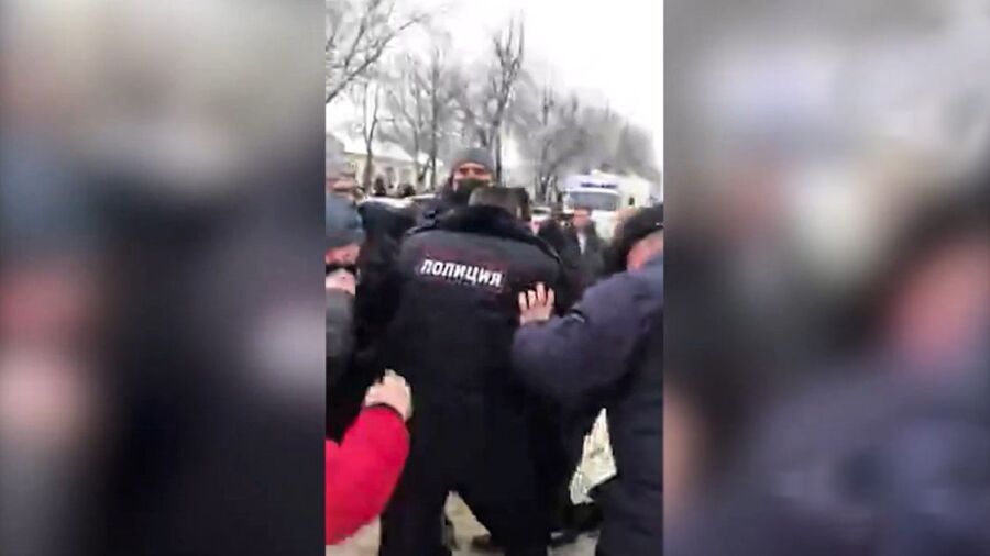 За пинок под зад полицейскому в Костроме придется работать полтора года