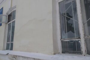 Разбитые стекла в офисе Единой России в Костроме 2021