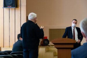 Николай Сорокин спорит с Максимом Черствовым