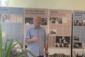 Евгений Флейман выступает в Костромском кадетском корпусе на открытии выставки об Андрее Сахарове 2021