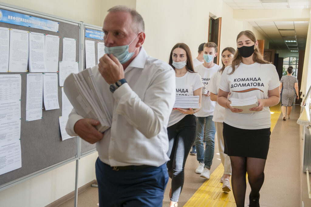 Михаил Долматов сдает подписи