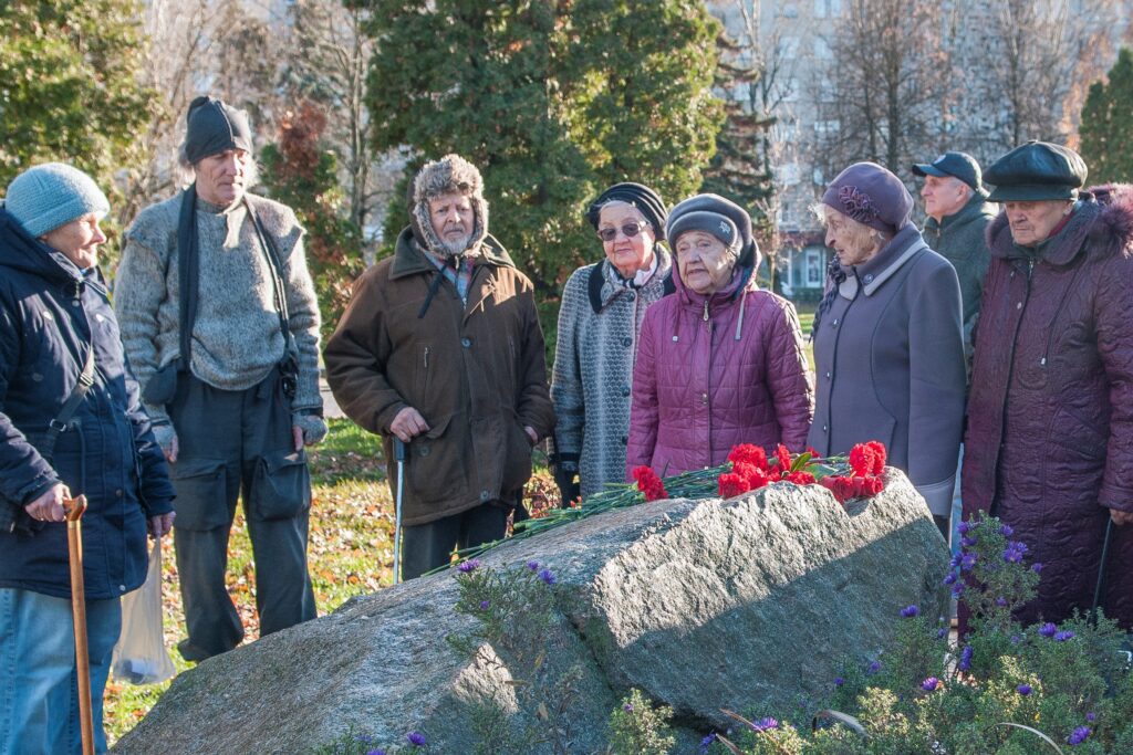 У мемориального знака жертвам репрессий в Костроме 30 октября 2022