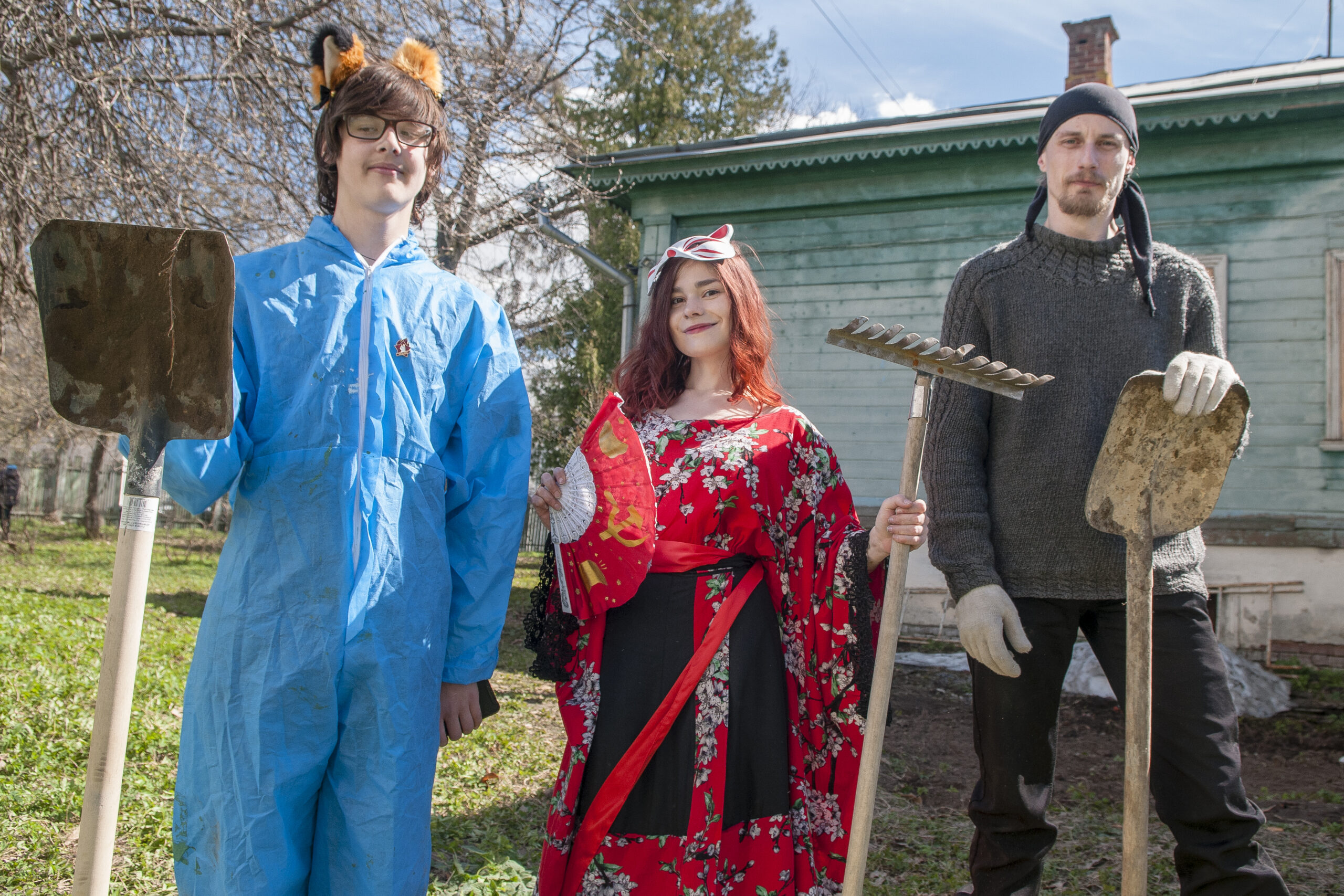 Елизавета Гришанова и коммунистические котики на субботнике в Доме Корзинкина в Костроме 2023