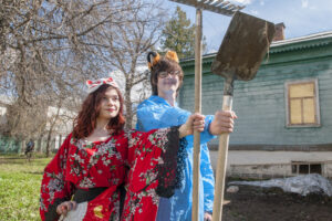 Коммунистические котики на субботнике в Доме Корзинкина в Костроме 2023