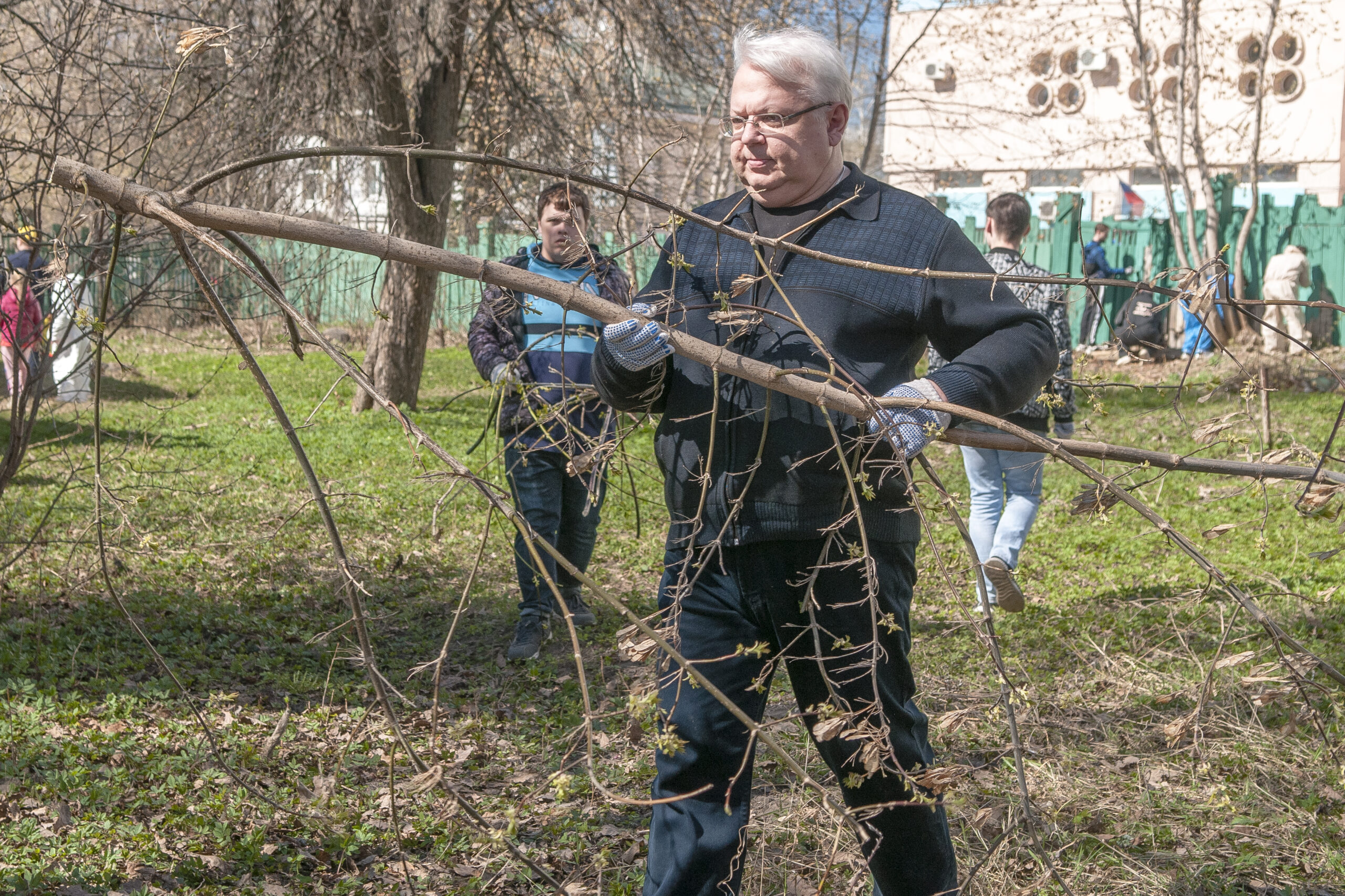 Николай Валерьевич Сорокин на субботнике в Доме Корзинкина в Костроме 2023