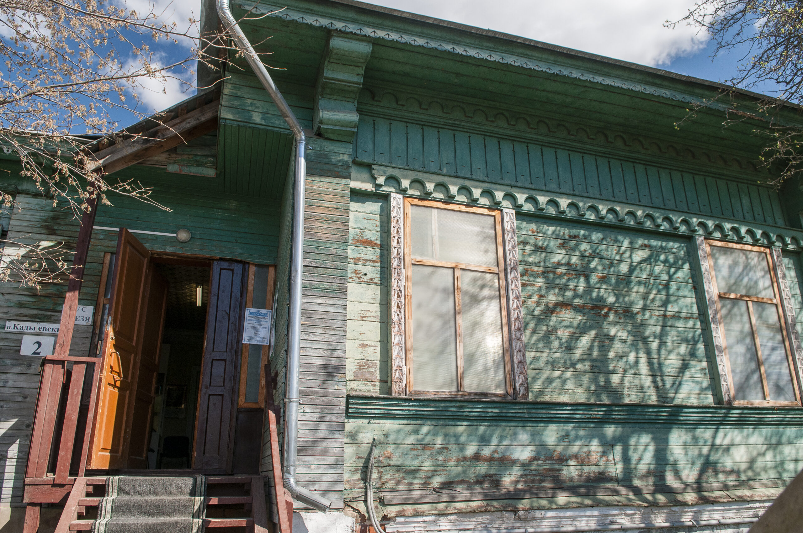 В день рождения Ленина жириновцы, эсеры и коммунисты в Костроме боролись с «клёном-убийцей» из Америки