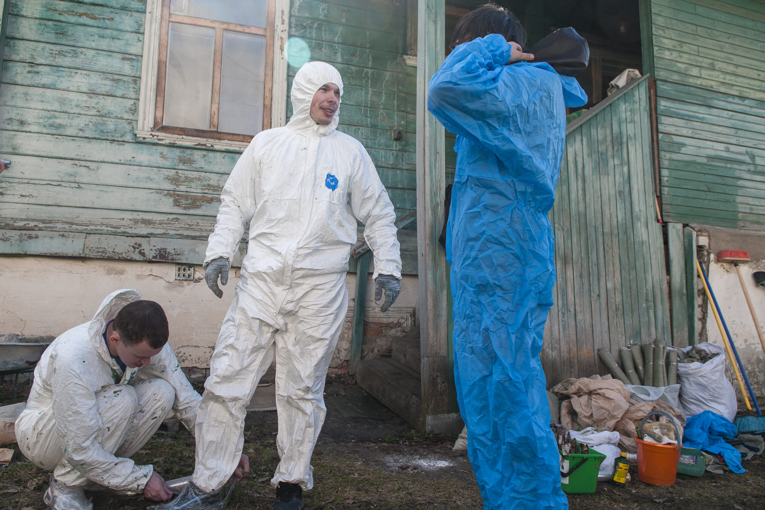 Волонтёры Костромского государственного университета на субботнике в Доме Корзинкина в Костроме 2023