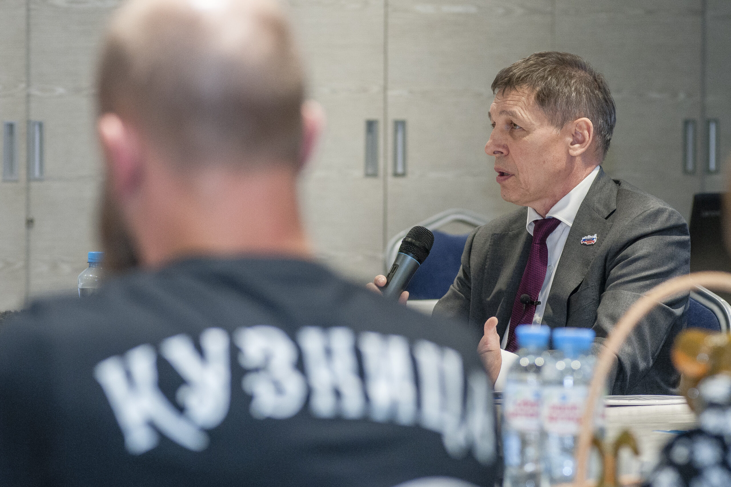 Владимир Михайлов выступает на круглом столе в Костроме