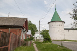 Напротив Ипатьевского монастыря